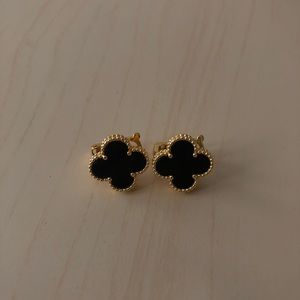Quatrefoil Motif Onyx 18k Gold Earrings